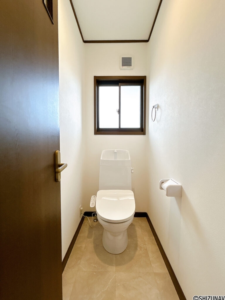 【リフォーム後／2階トイレ】本住宅には2階にもトイレがございます。就寝時や忙しい朝の時間にご家族で取り合わないで済むのが助かりますね。