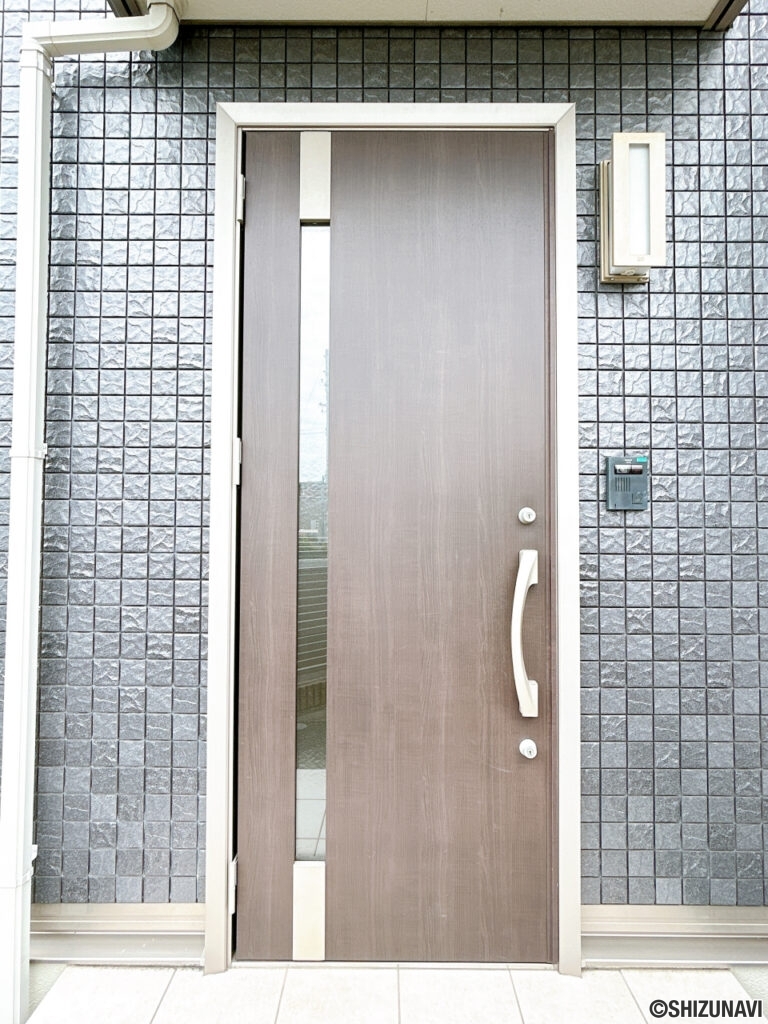 玄関ドアです