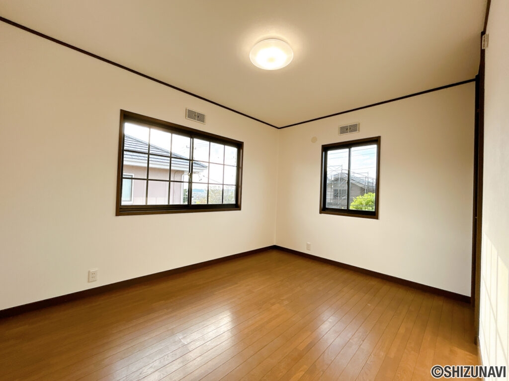 【リフォーム中／2階北側約6帖洋室】2階北側の洋室は照明交換、建具の建付け調整、フローリングのワックス掛けを行います。