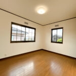【リフォーム中／2階北側約6帖洋室】2階北側の洋室は照明交換、建具の建付け調整、フローリングのワックス掛けを行います。