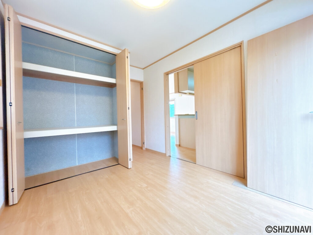 1階洋室。フロアタイルの重ね張りと壁紙の張替えを行いました。