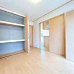 1階洋室。フロアタイルの重ね張りと壁紙の張替えを行いました。