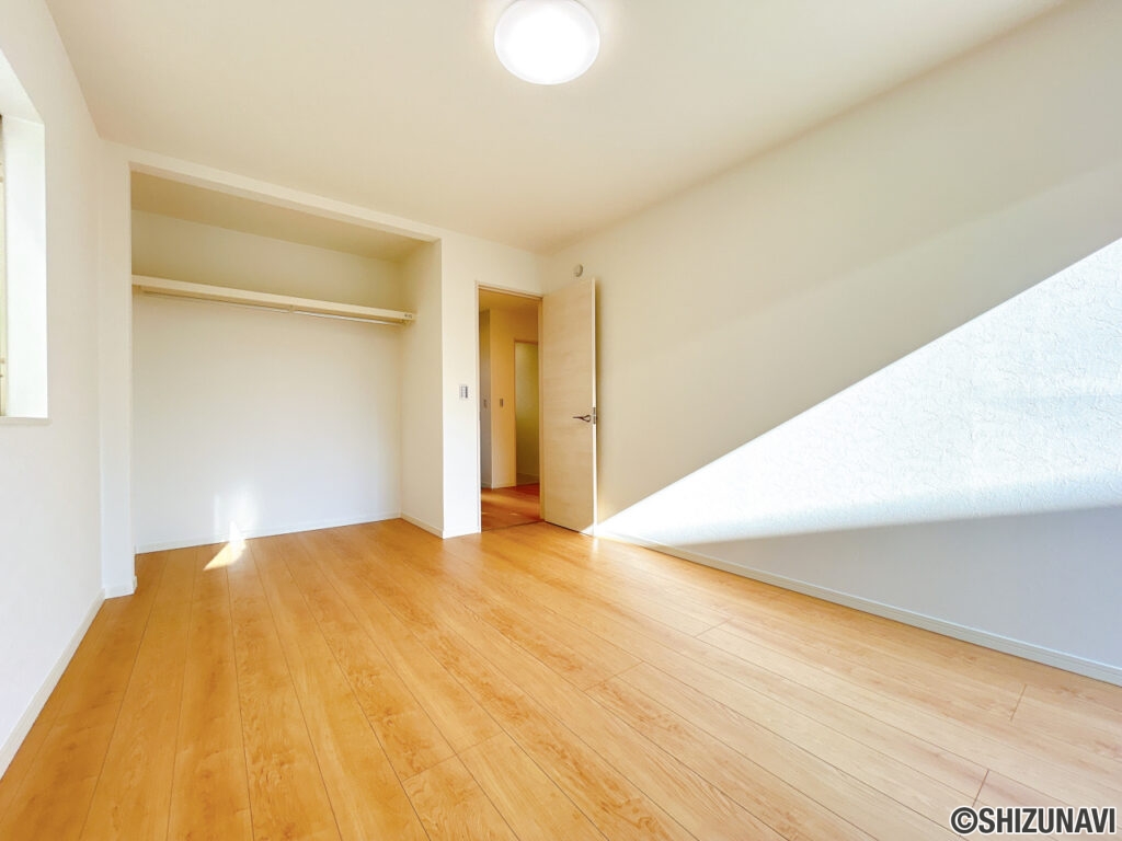 【リフォーム済み/1階洋室】フローリング張り、クロス張替え、照明交換等を行いました。