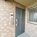 【玄関外観】玄関ドア前にもモニターホンの設置がございます。