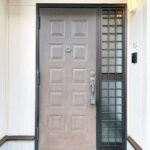 【リフォーム中／玄関外観】玄関外側は照明設置、建付け調整と鍵の交換を行います。カラーモニター付きのインターホンに交換予定のため、訪問者を確認してから対応ができます。