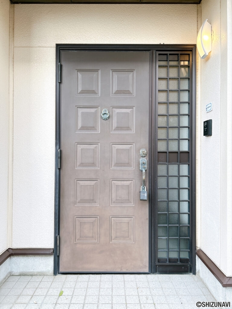 【リフォーム中／玄関外観】玄関外側は照明設置、建付け調整と鍵の交換を行います。カラーモニター付きのインターホンに交換予定のため、訪問者を確認してから対応ができます。