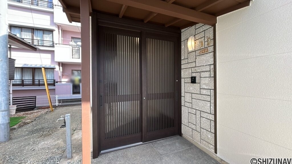 【リフォーム済み/玄関外観】これから玄関ドア新品交換、照明交換、インターホン新品交換を行いました。