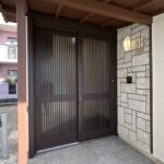 【リフォーム済み/玄関外観】これから玄関ドア新品交換、照明交換、インターホン新品交換を行いました。