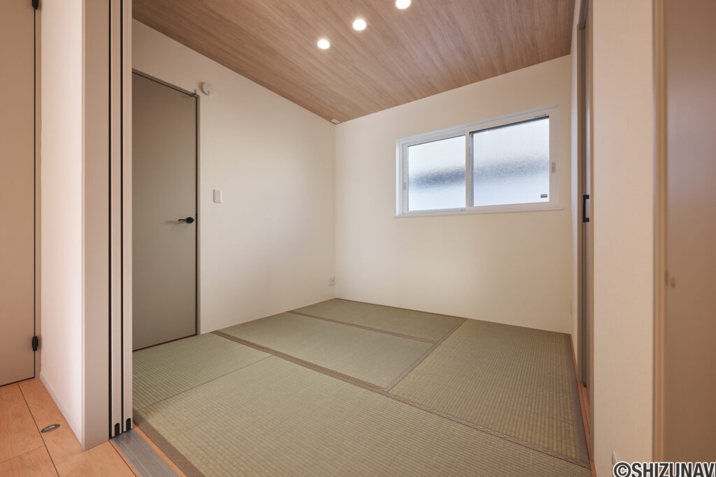 【B棟】木目天井がやさしく包む和室は、ほっと落ち着く癒しの和室。リビング続きの和室で、くつろぎがもう一つ。家族用にも来客用にも使える万能空間です。