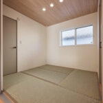 【B棟】木目天井がやさしく包む和室は、ほっと落ち着く癒しの和室。リビング続きの和室で、くつろぎがもう一つ。家族用にも来客用にも使える万能空間です。