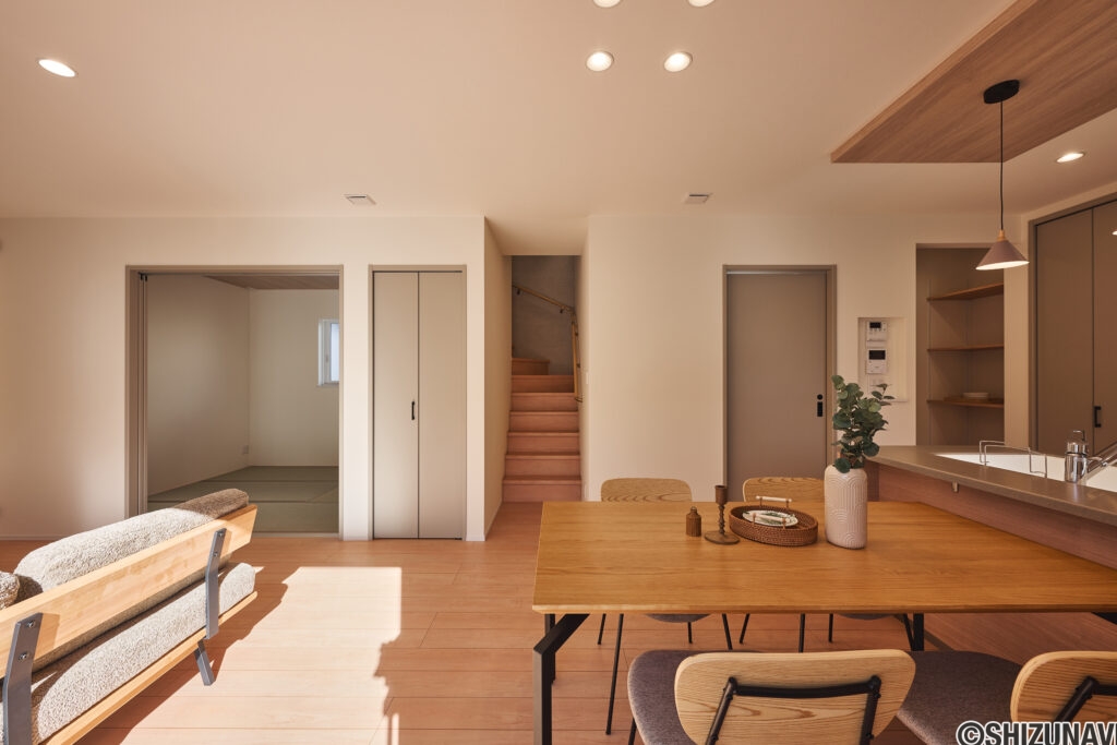 【B棟】家族の「いってきます」「ただいま」が自然と交わるリビング階段。帰宅や外出の動きがLDKを通るから、毎日の会話が増えて、家族の距離がぐっと近づきます。