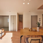 【B棟】家族の「いってきます」「ただいま」が自然と交わるリビング階段。帰宅や外出の動きがLDKを通るから、毎日の会話が増えて、家族の距離がぐっと近づきます。