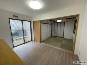 キッチンからダイニング、和室です