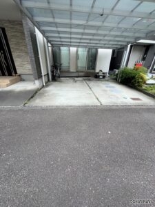 駐車場には嬉しいカーポート付♪
