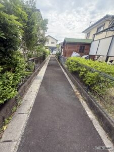 物件裏側は歩道に面しております。