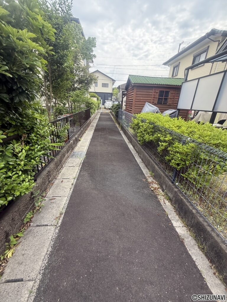 物件裏側は歩道に面しております。