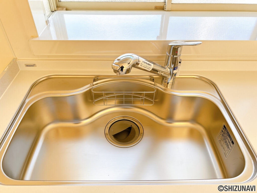 【リフォーム済み/設備】シンクは幅約74cmと、食器や鍋等まとめて洗えるサイズ感です。