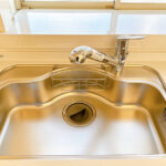 【リフォーム済み/設備】シンクは幅約74cmと、食器や鍋等まとめて洗えるサイズ感です。