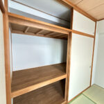 【リフォーム済み/和室収納】収納内はフローリング張替え、クロスの張替えを行い、棚はクリーニングを行いました。