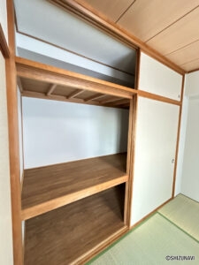 【リフォーム済み/和室収納】収納内はフローリング張替え、クロスの張替えを行い、棚はクリーニングを行いました。