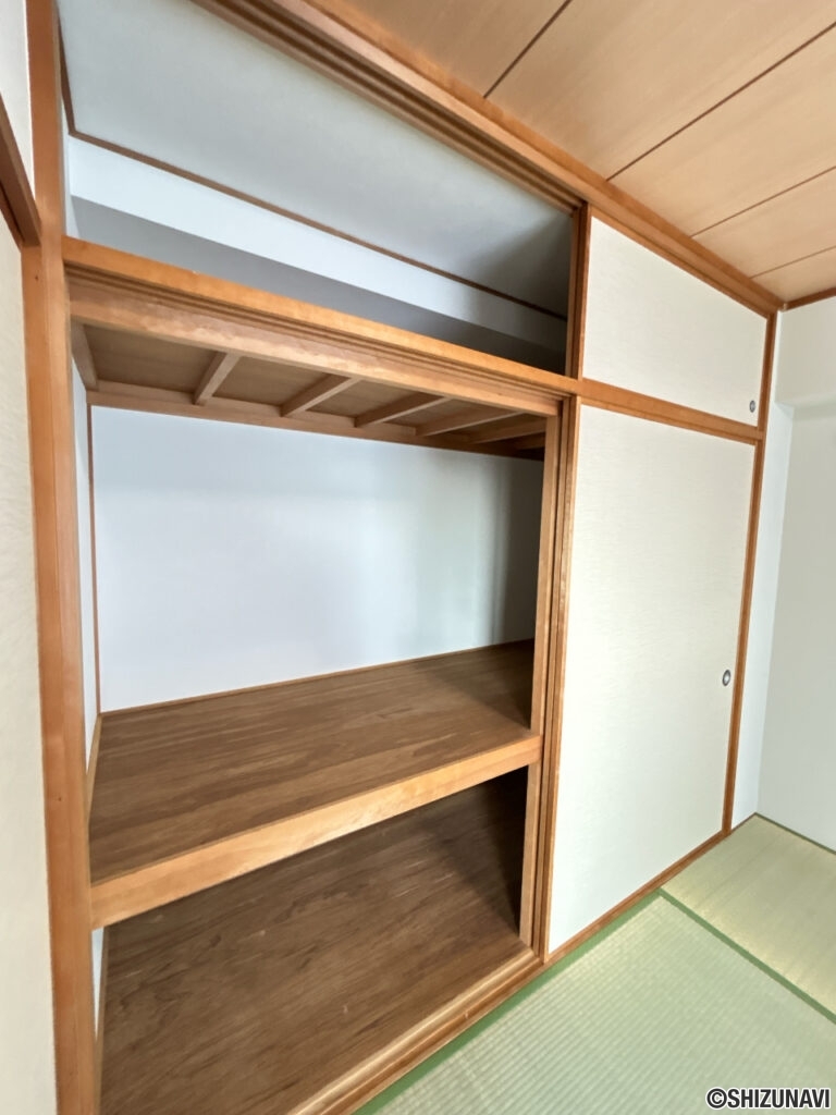 【リフォーム済み/和室収納】収納内はフローリング張替え、クロスの張替えを行い、棚はクリーニングを行いました。