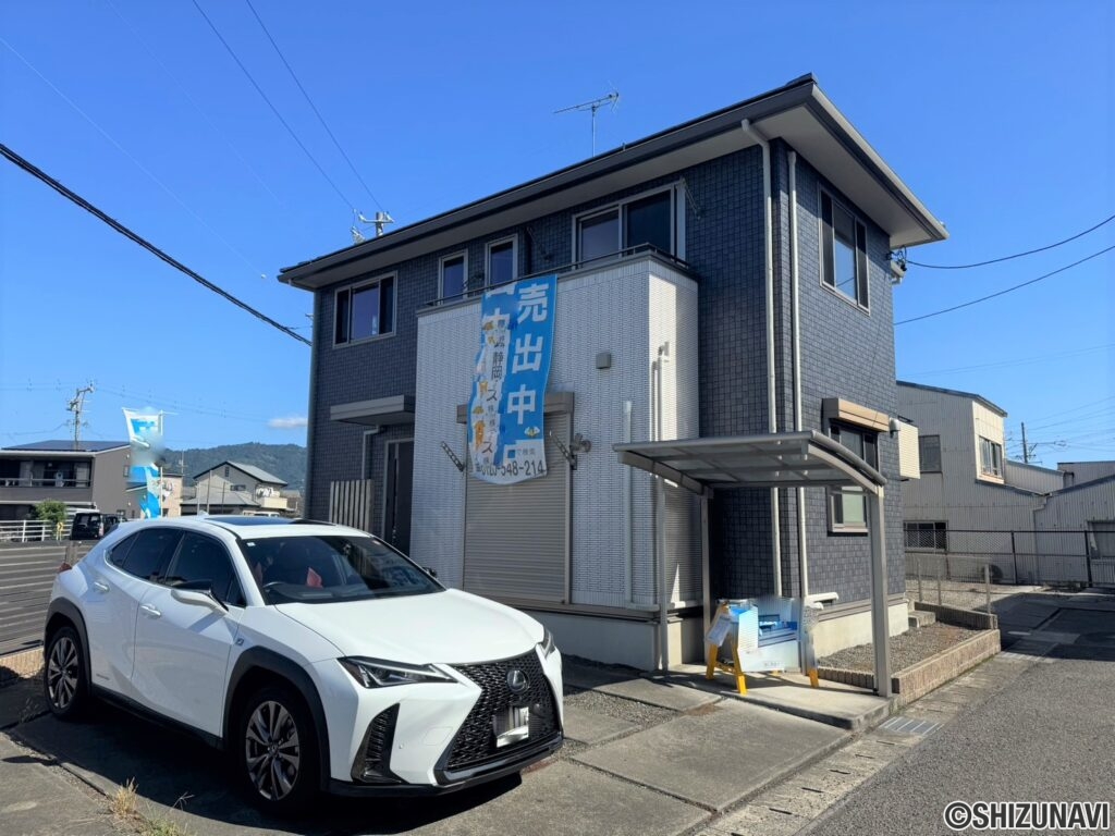 シックな色合いの外壁が素敵な印象です♪