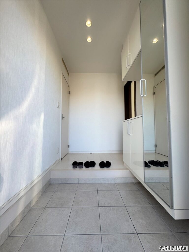 玄関も広々としております♪