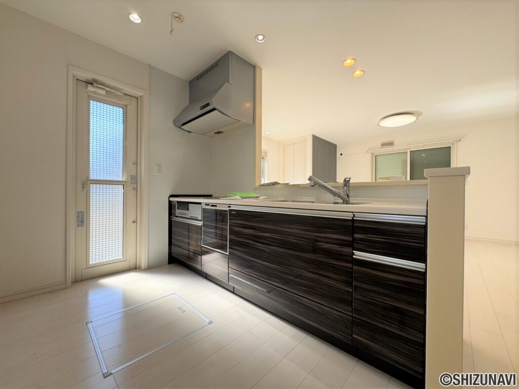 カウンターキッチンで家族との会話も弾みます♪