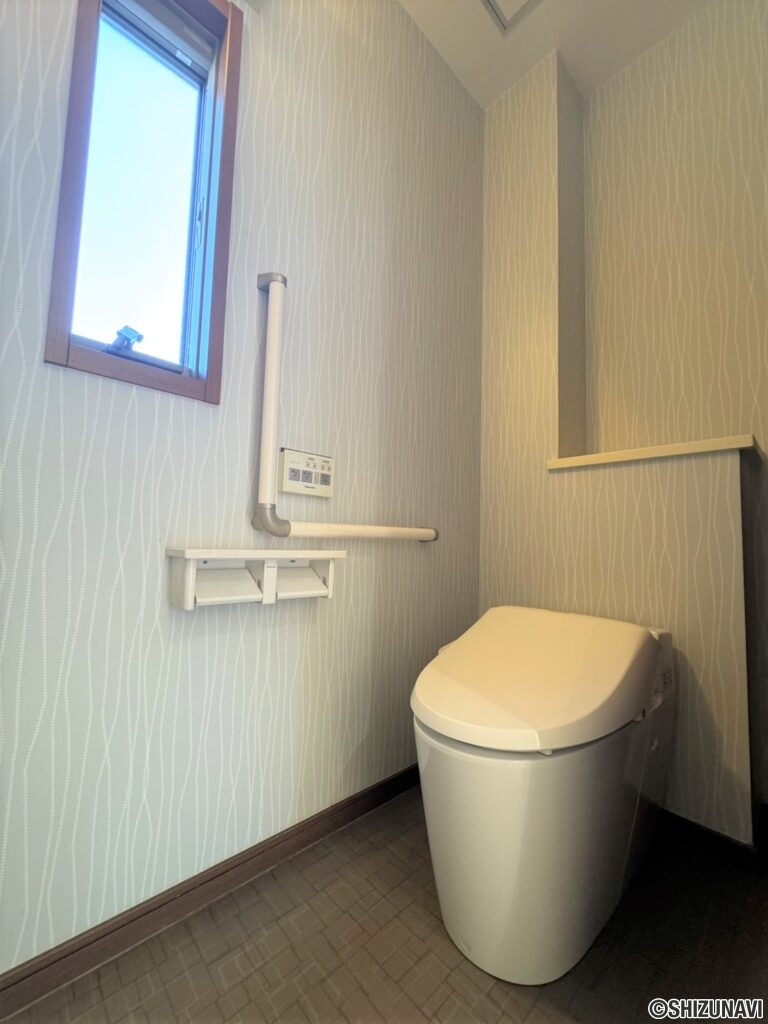 1階トイレは人気のタンクレスタイプです♪