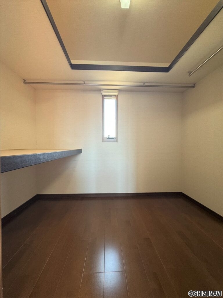 南側洋間には広々としたウォークインクローゼットもございます♪