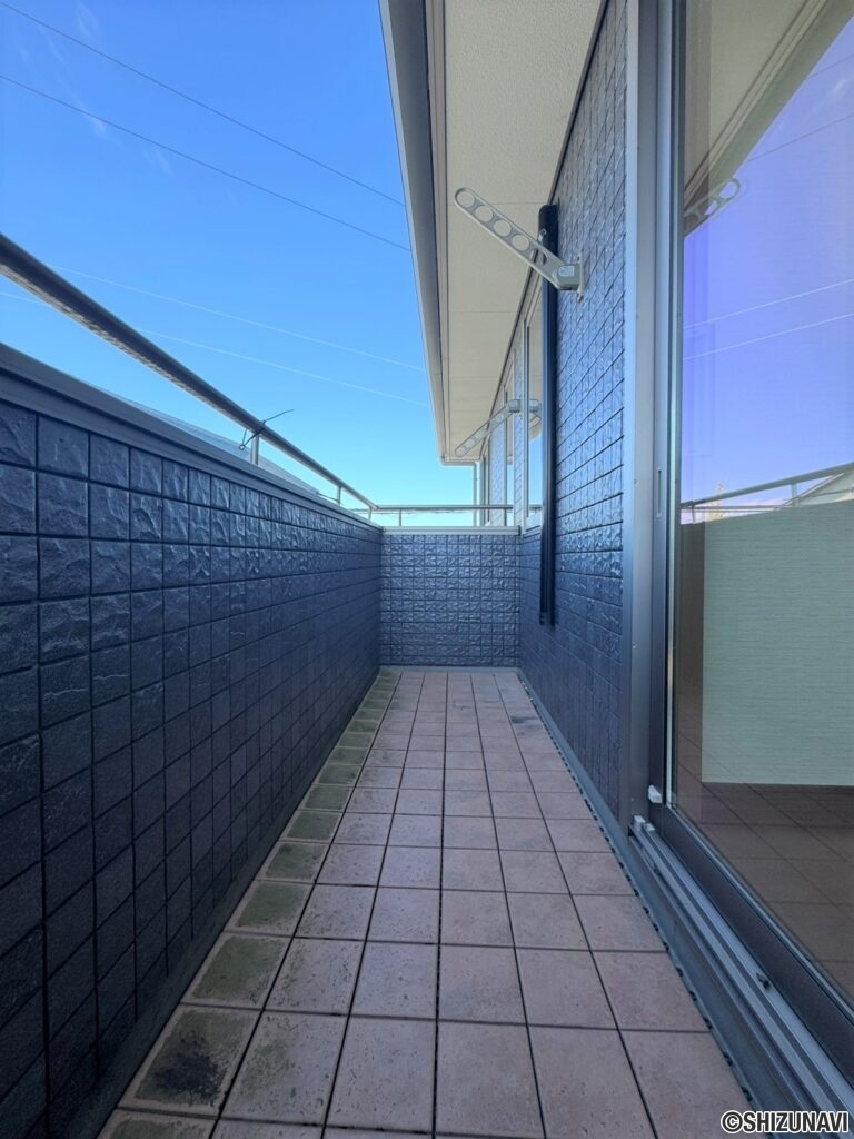 バルコニーへは南側、真ん中の洋室からアクセス可能です♪