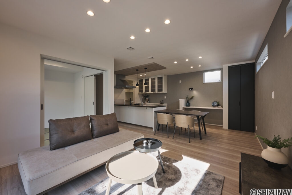 【A棟】無駄をそぎ落とした直線美が映える、クールで洗練された空間。シンプルだからこそ、雑貨や小物で表情を変えながら永く楽しめます。