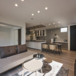 【A棟】無駄をそぎ落とした直線美が映える、クールで洗練された空間。シンプルだからこそ、雑貨や小物で表情を変えながら永く楽しめます。