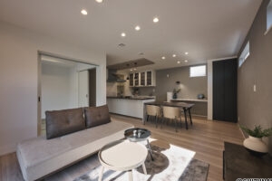 【A棟】無駄をそぎ落とした直線美が映える、クールで洗練された空間。シンプルだからこそ、雑貨や小物で表情を変えながら永く楽しめます。