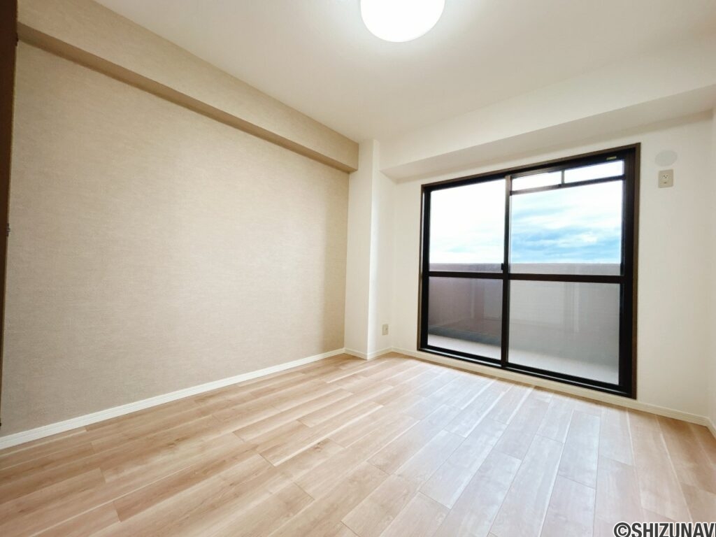 【リフォーム済み/約6.5帖洋室】フローリング張替え、クロス張替え、照明交換を行いました。こちらの居室はバルコニー付きになります。