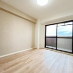【リフォーム済み/約6.5帖洋室】フローリング張替え、クロス張替え、照明交換を行いました。こちらの居室はバルコニー付きになります。