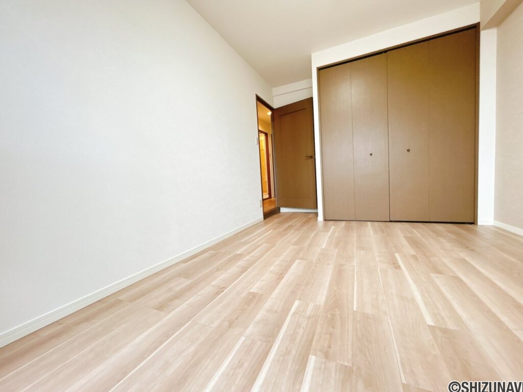 【リフォーム済み/約6.5帖洋室別角度】クローゼットつきで収納家具いらずなのが嬉しいですね。