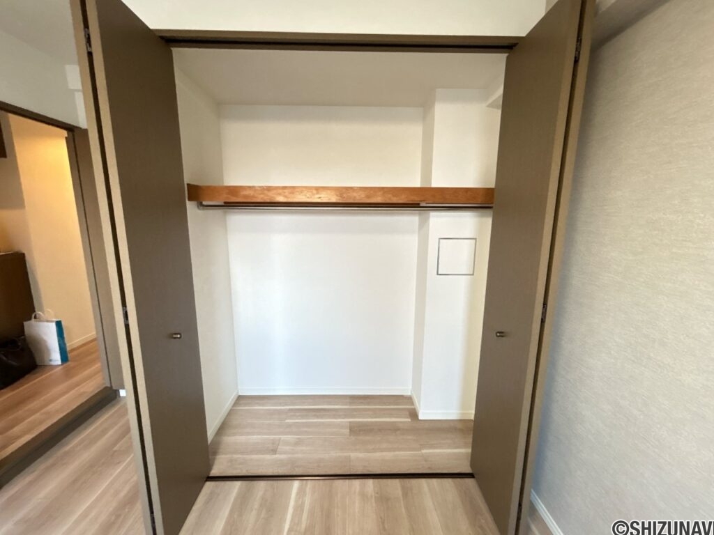 【リフォーム済み/約6.5帖洋室収納】収納内はフローリング張替え、クロスの張替えを行い、棚はクリーニングいたしました。