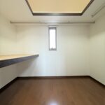 南側洋間には広々としたウォークインクローゼットもございます♪