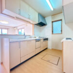 キッチン。フロアタイルの重ね張りと壁紙の張替えを行いました。