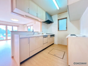 キッチン。フロアタイルの重ね張りと壁紙の張替えを行いました。