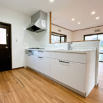 【リフォーム中／キッチン】キッチンはハウステック製の新品に交換いたしました。引出が4つの嬉しい多収納タイプ。天板は熱や傷にも強い人工大理石仕様なので、毎日のお手入れが簡単です。