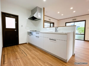 【リフォーム中／キッチン】キッチンはハウステック製の新品に交換いたしました。引出が4つの嬉しい多収納タイプ。天板は熱や傷にも強い人工大理石仕様なので、毎日のお手入れが簡単です。