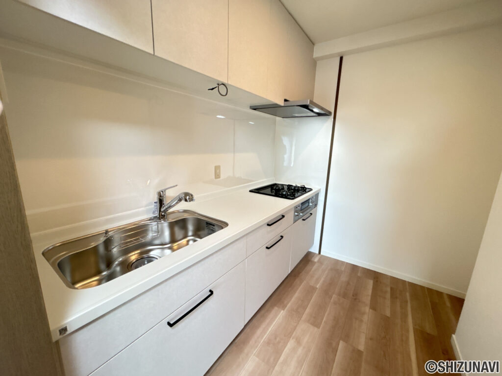【リフォーム済み／キッチン】キッチンはハウステック製の新品に交換いたしました。引出が4つの嬉しい多収納タイプ。天板は熱や傷にも強い人工大理石仕様なので、毎日のお手入れが簡単です。