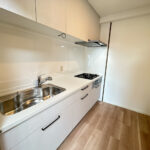 【リフォーム済み／キッチン】キッチンはハウステック製の新品に交換いたしました。引出が4つの嬉しい多収納タイプ。天板は熱や傷にも強い人工大理石仕様なので、毎日のお手入れが簡単です。