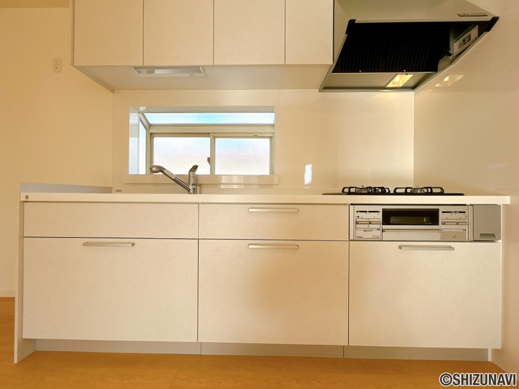 【リフォーム済み/キッチン】キッチンはハウステック製の新品に交換致しました。引出が4つの嬉しい多収納タイプ。天板は熱や傷にも強い人工大理石仕様なので、毎日のお手入れが簡単です。