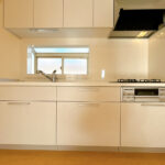 【リフォーム済み/キッチン】キッチンはハウステック製の新品に交換致しました。引出が4つの嬉しい多収納タイプ。天板は熱や傷にも強い人工大理石仕様なので、毎日のお手入れが簡単です。