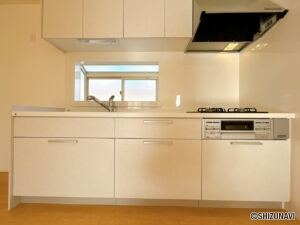 【リフォーム済み/キッチン】キッチンはハウステック製の新品に交換致しました。引出が4つの嬉しい多収納タイプ。天板は熱や傷にも強い人工大理石仕様なので、毎日のお手入れが簡単です。