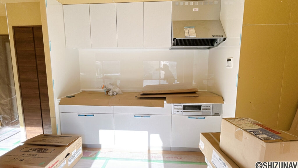 【リフォーム前/キッチン】キッチンはハウステック製の新品に交換致します。引出が4つの嬉しい多収納タイプ。天板は熱や傷にも強い人工大理石仕様なので、毎日のお手入れが簡単です。