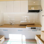 【リフォーム前/キッチン】キッチンはハウステック製の新品に交換致します。引出が4つの嬉しい多収納タイプ。天板は熱や傷にも強い人工大理石仕様なので、毎日のお手入れが簡単です。